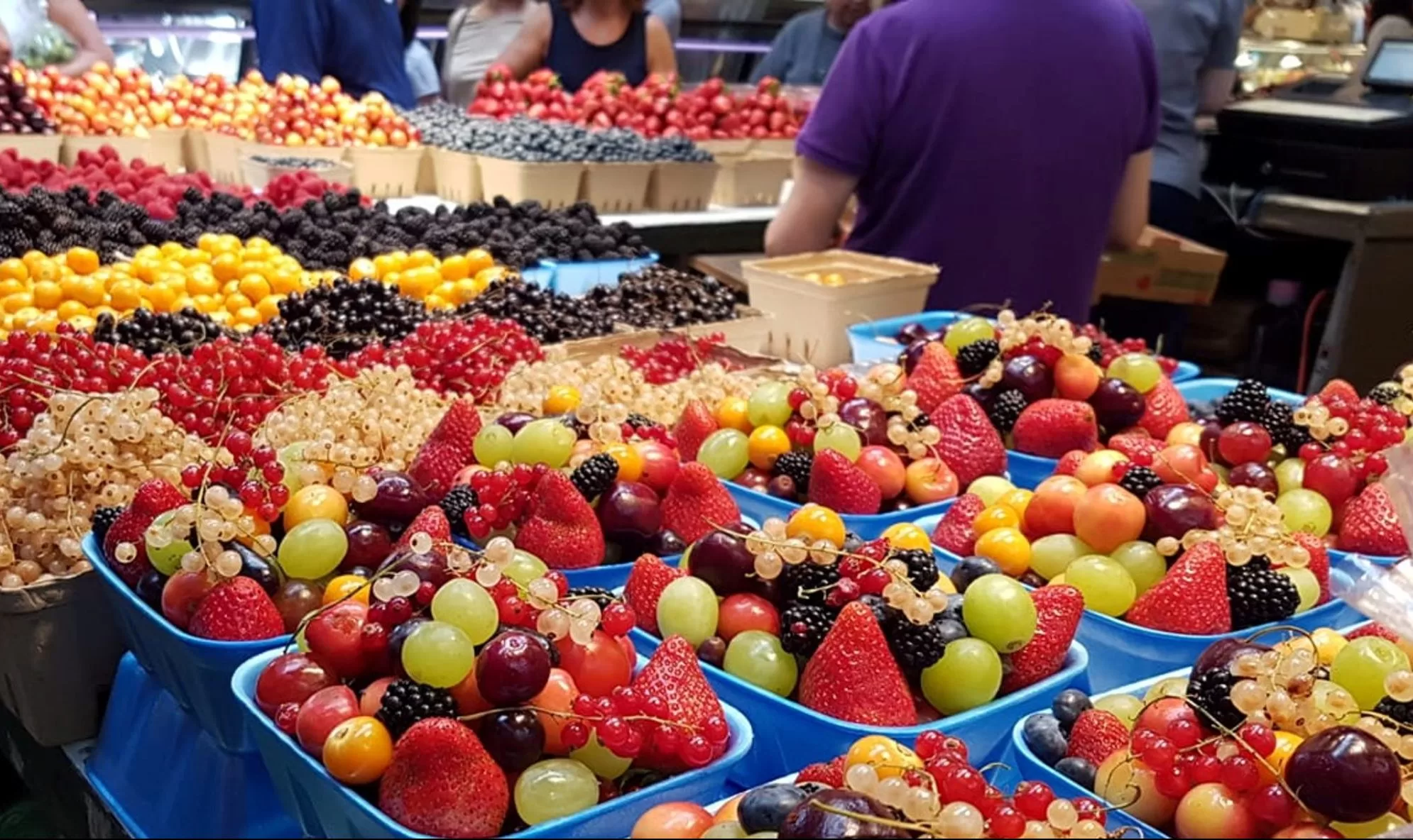 petits fruits dans un marché